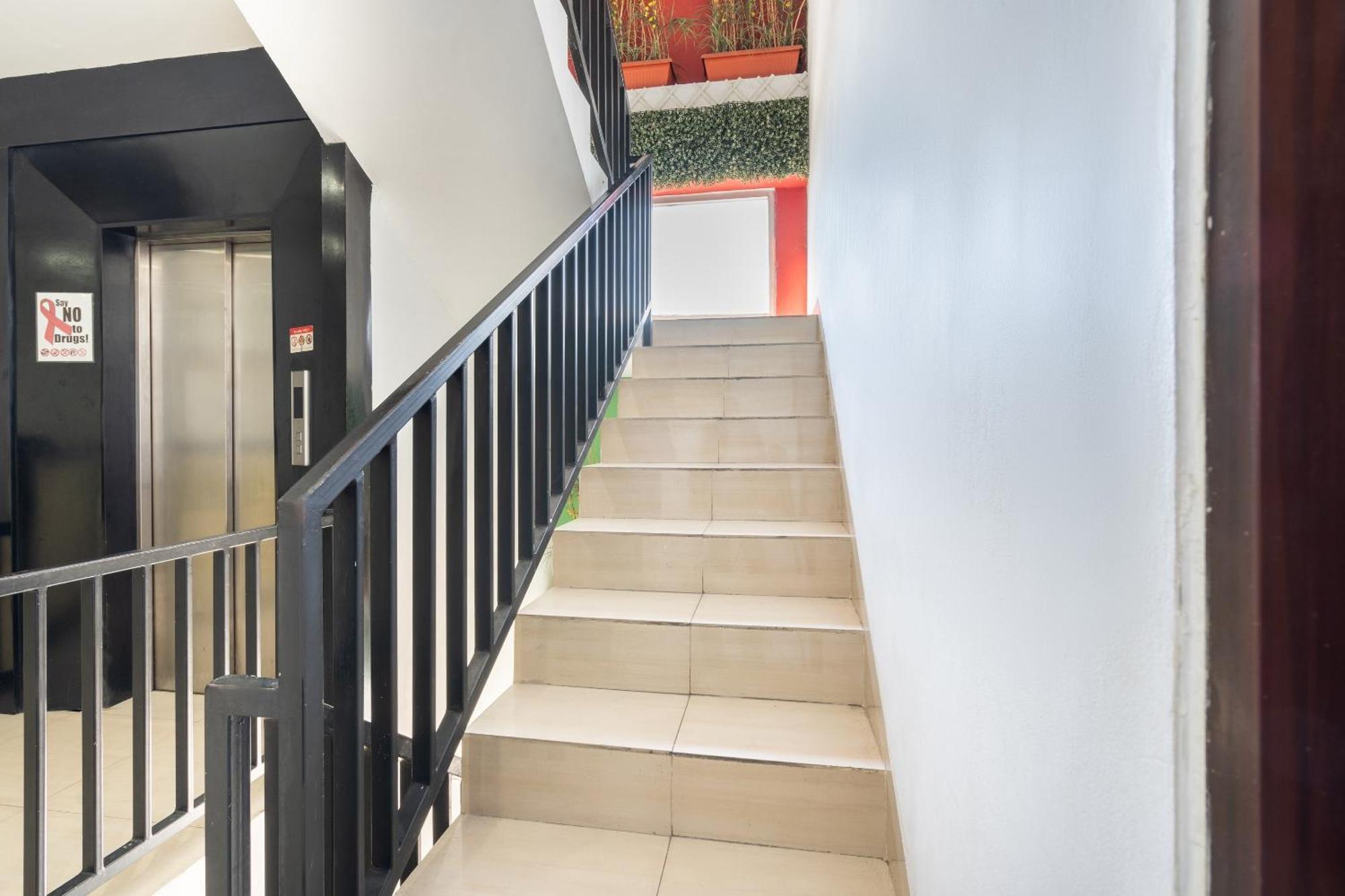 Super Oyo Flagship 91863 Metro House Hotel Surabaya Exterior photo